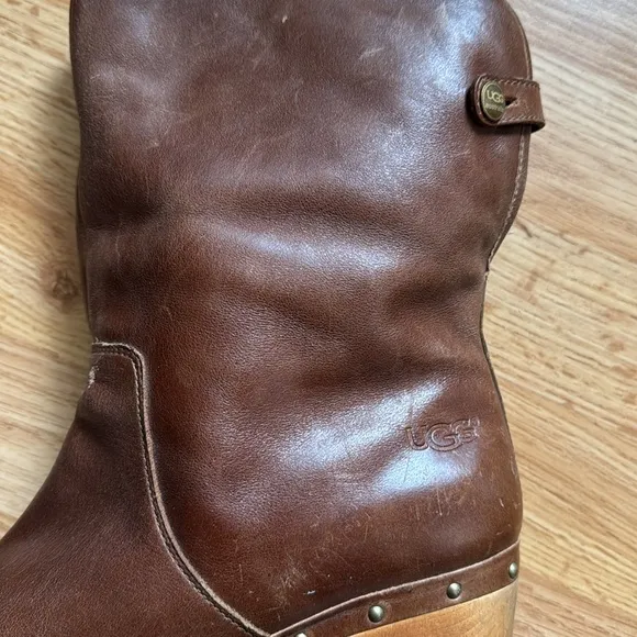 UGG Lynnea Leather Boot - size 9