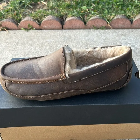 UGG Mens Ascot Slippers Size 10 Wide Brown Nwt