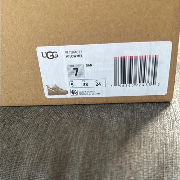 UGG Tan Sneakers with Shearling Lining size 7 great condition