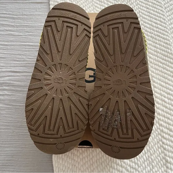 UGG Tazz Slipper Burnt Olive Green Kids Shoes Size 5Y (fits women’s size 7)