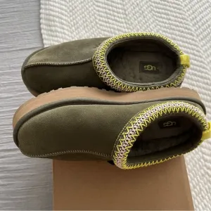 UGG Tazz Slipper Burnt Olive Green Kids Shoes Size 5Y (fits women’s size 7)