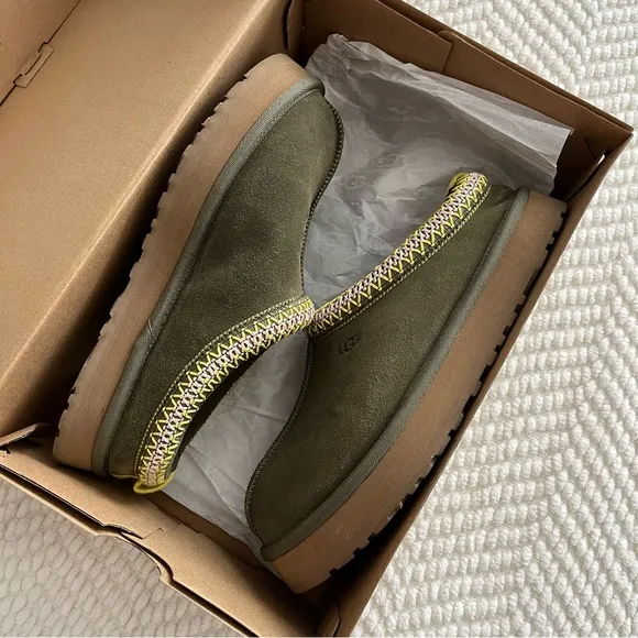 UGG Tazz Slipper Burnt Olive Green Kids Shoes Size 5Y (fits women’s size 7)