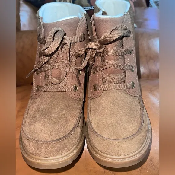 UGG “ Unisex kids chelham waterproof Boots .(WOB)