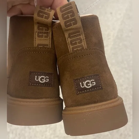 UGG “ Unisex kids chelham waterproof Boots .(WOB)