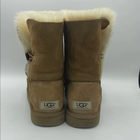 UGG W Bailey Button Chestnut Winter Boots with Sheepskin Lining