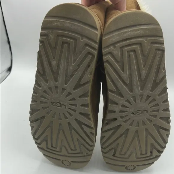 UGG W Bailey Button Chestnut Winter Boots with Sheepskin Lining