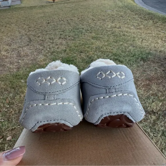 UGG Women’s Ansley Light Gray‎ Suede Moccasin Slippers Size 6