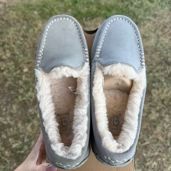 UGG Women’s Ansley Light Gray‎ Suede Moccasin Slippers Size 6