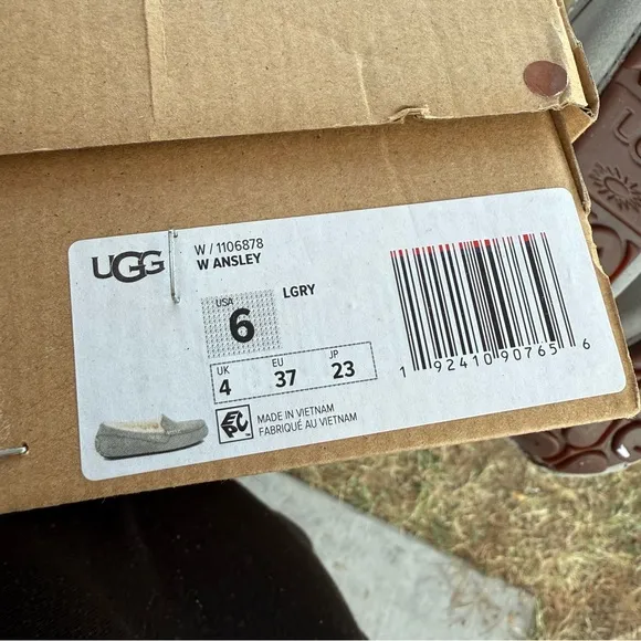 UGG Women’s Ansley Light Gray‎ Suede Moccasin Slippers Size 6