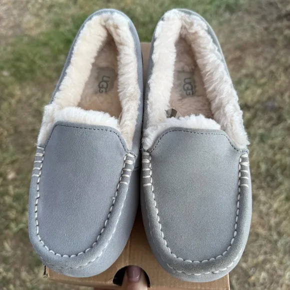 UGG Women’s Ansley Light Gray‎ Suede Moccasin Slippers Size 6