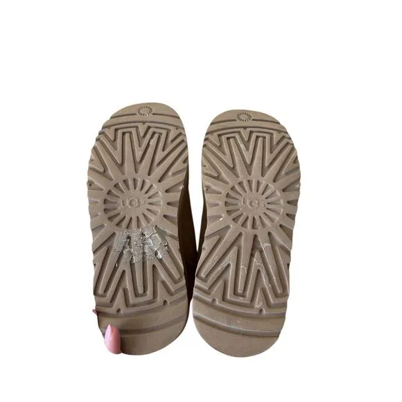 Ugg Womens Boots Neumel size 9 Platform Tan Chelsea Slip-On Ankle Chelsea Suede