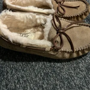 UGG Women's Dakota Tan  Suede Slippers Moccasin Shoes Size 6