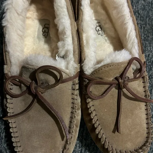 UGG Women's Dakota Tan  Suede Slippers Moccasin Shoes Size 6
