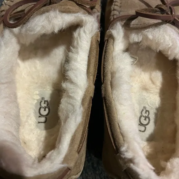 UGG Women's Dakota Tan  Suede Slippers Moccasin Shoes Size 6