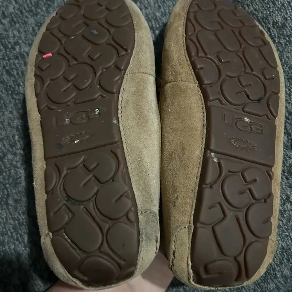 UGG Women's Dakota Tan  Suede Slippers Moccasin Shoes Size 6