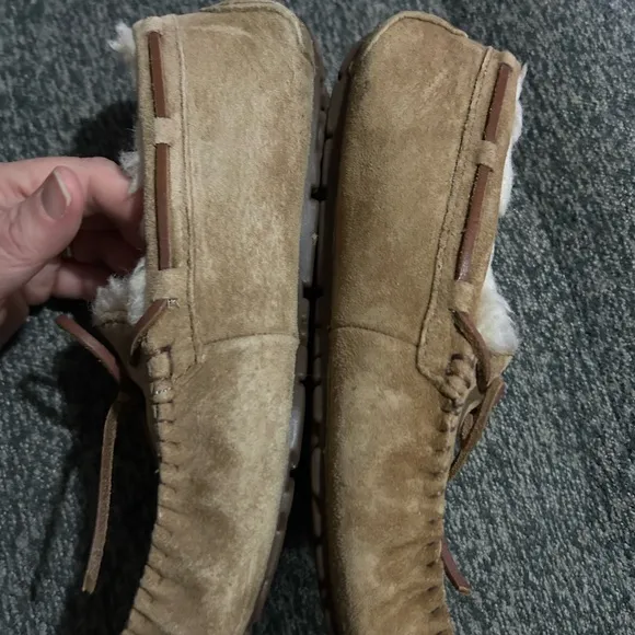 UGG Women's Dakota Tan  Suede Slippers Moccasin Shoes Size 6