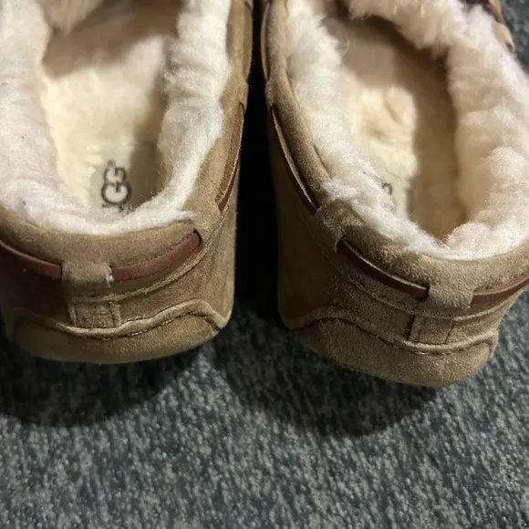 UGG Women's Dakota Tan  Suede Slippers Moccasin Shoes Size 6