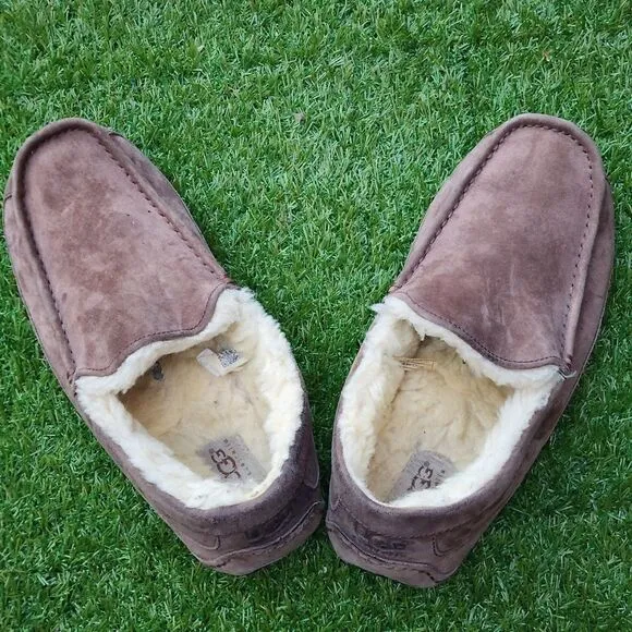 UGG ASCOT- Men's Slippers - SIZE 9