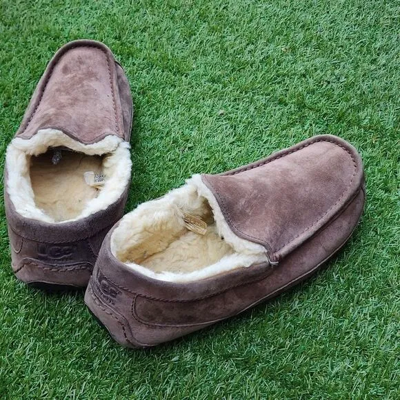 UGG ASCOT- Men's Slippers - SIZE 9
