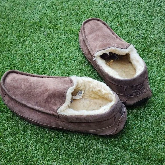 UGG ASCOT- Men's Slippers - SIZE 9