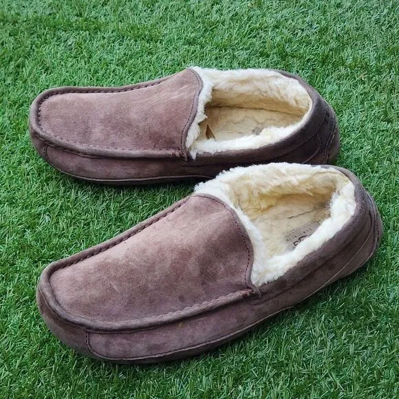 UGG ASCOT- Men's Slippers - SIZE 9