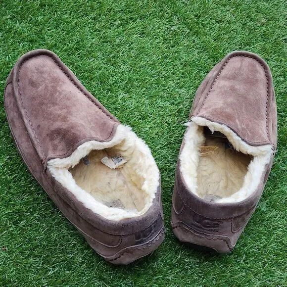 UGG ASCOT- Men's Slippers - SIZE 9