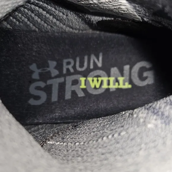 UNDER ARMOR Highlight Delta 2 tennis shoes!