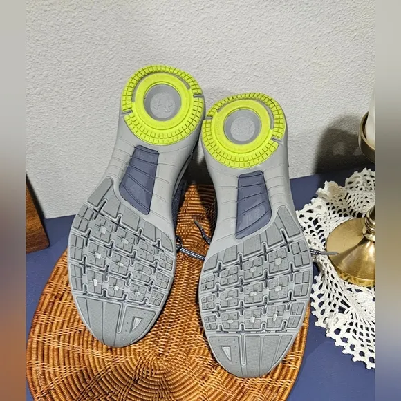 UNDER ARMOR Highlight Delta 2 tennis shoes!