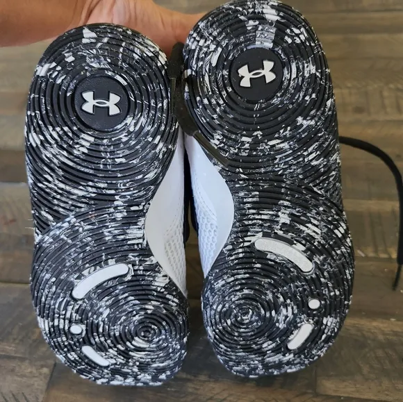 Under Armour UA PS ZONE BB 2 White and Black Basketball Shoes Boys Size 3