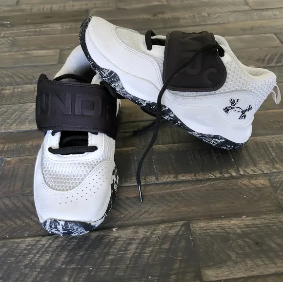 Under Armour UA PS ZONE BB 2 White and Black Basketball Shoes Boys Size 3