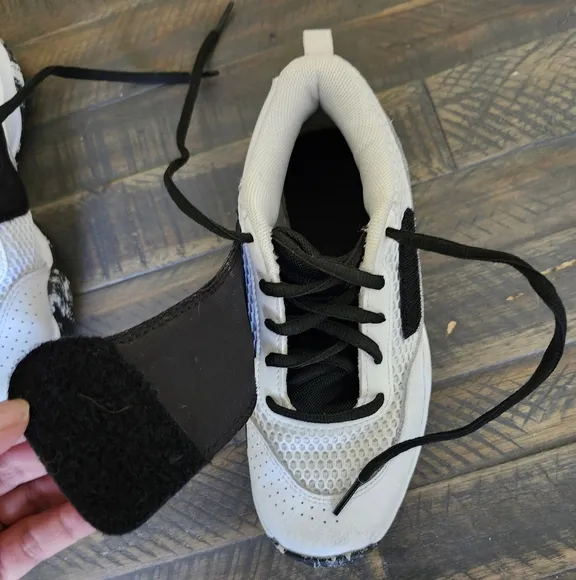Under Armour UA PS ZONE BB 2 White and Black Basketball Shoes Boys Size 3
