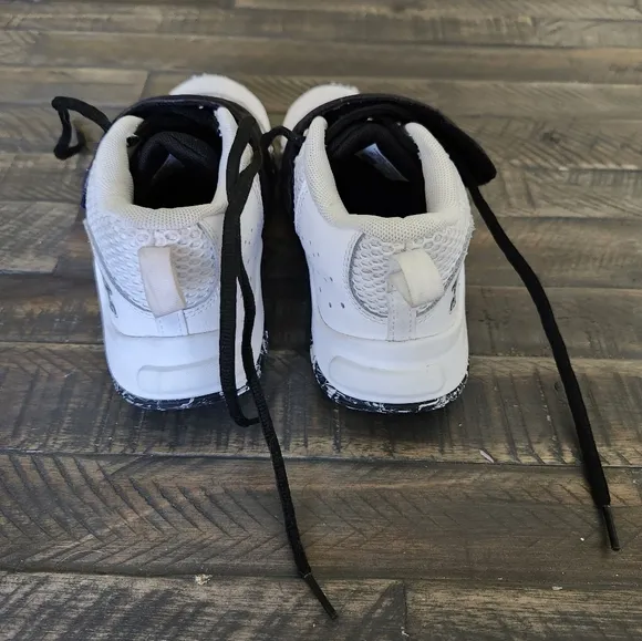Under Armour UA PS ZONE BB 2 White and Black Basketball Shoes Boys Size 3