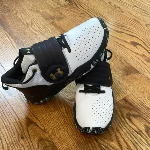 Under Armour Zone Basketball Sneakers/Shoes. Size 6Y. Excellent/Like New.