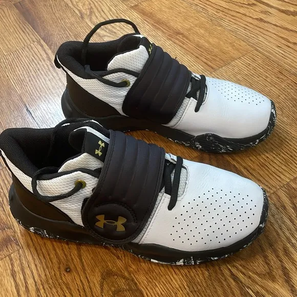 Under Armour Zone Basketball Sneakers/Shoes. Size 6Y. Excellent/Like New.