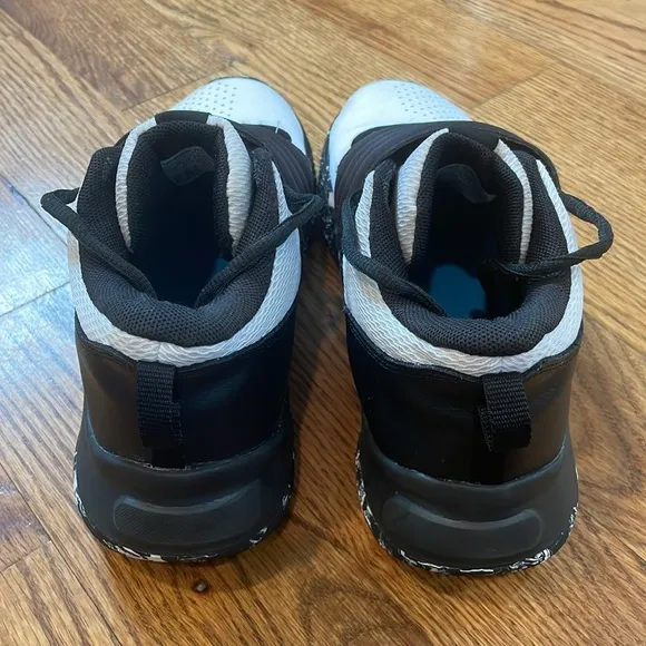 Under Armour Zone Basketball Sneakers/Shoes. Size 6Y. Excellent/Like New.