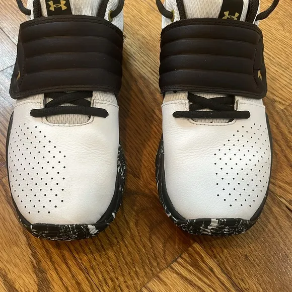 Under Armour Zone Basketball Sneakers/Shoes. Size 6Y. Excellent/Like New.