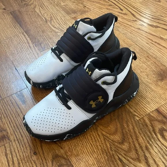 Under Armour Zone Basketball Sneakers/Shoes. Size 6Y. Excellent/Like New.