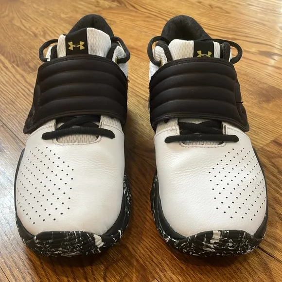 Under Armour Zone Basketball Sneakers/Shoes. Size 6Y. Excellent/Like New.