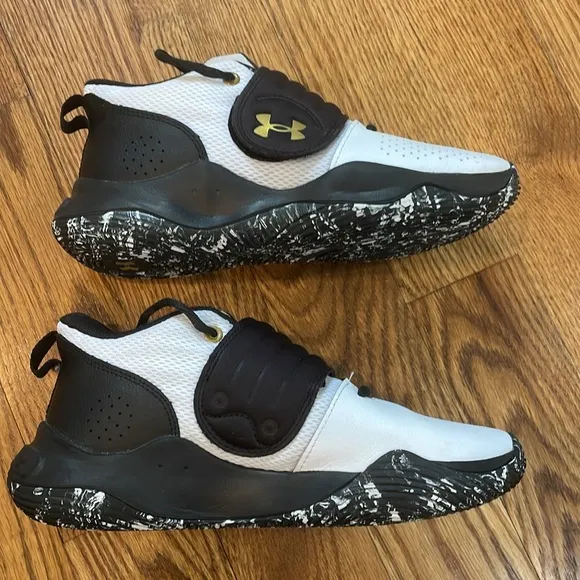 Under Armour Zone Basketball Sneakers/Shoes. Size 6Y. Excellent/Like New.