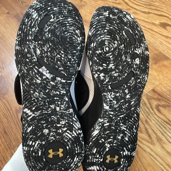 Under Armour Zone Basketball Sneakers/Shoes. Size 6Y. Excellent/Like New.