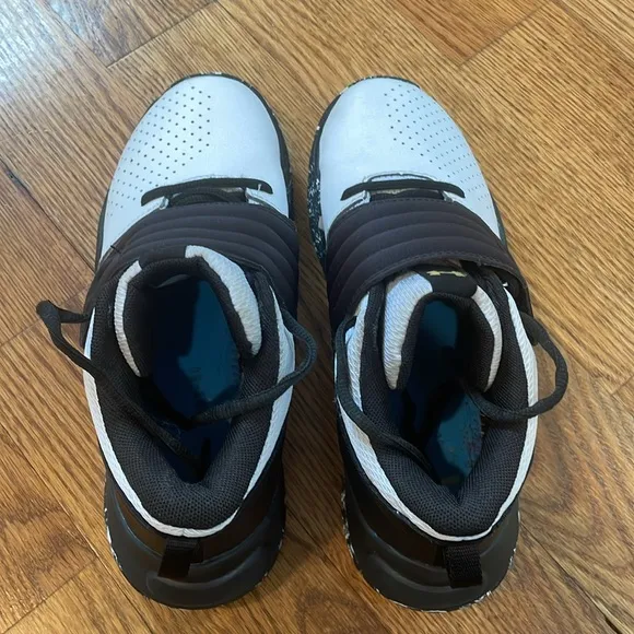 Under Armour Zone Basketball Sneakers/Shoes. Size 6Y. Excellent/Like New.