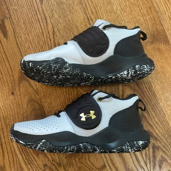 Under Armour Zone Basketball Sneakers/Shoes. Size 6Y. Excellent/Like New.