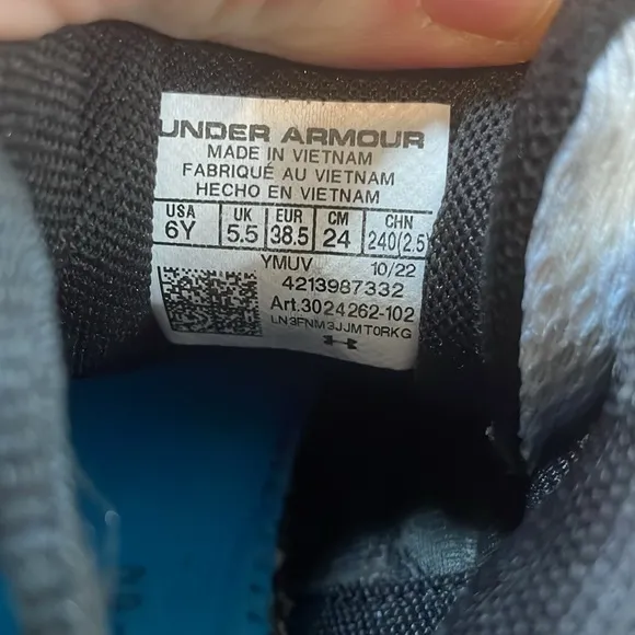 Under Armour Zone Basketball Sneakers/Shoes. Size 6Y. Excellent/Like New.