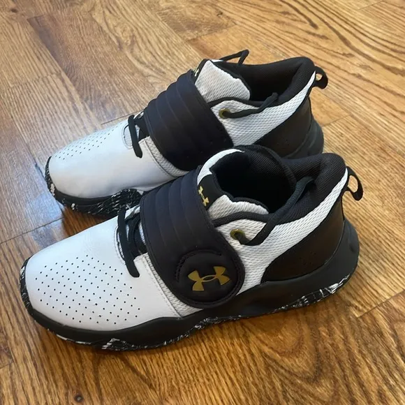 Under Armour Zone Basketball Sneakers/Shoes. Size 6Y. Excellent/Like New.