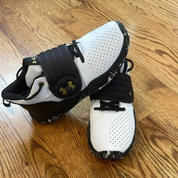 Under Armour Zone Basketball Sneakers/Shoes. Size 6Y. Excellent/Like New.