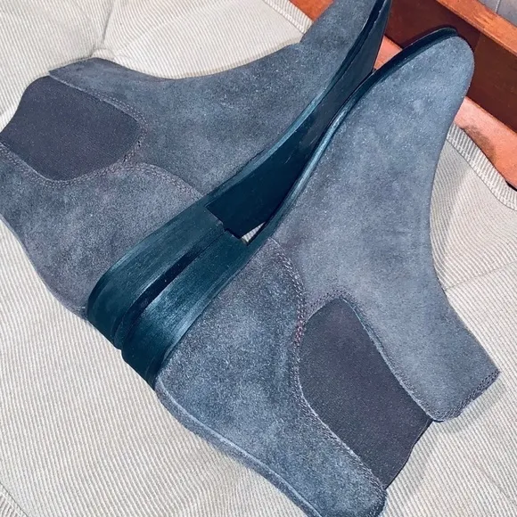 Urban Outfitters Ankle Suede Chukka Boots.