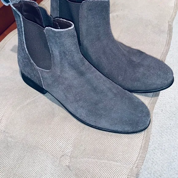 Urban Outfitters Ankle Suede Chukka Boots.