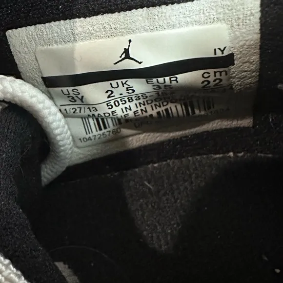 Used Air Jordan 11 Low Sneakers in Black and White Sz.3y