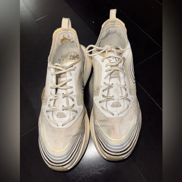 USED - APL Women’s Streamline in Clear / Navy / Multi size 8.5