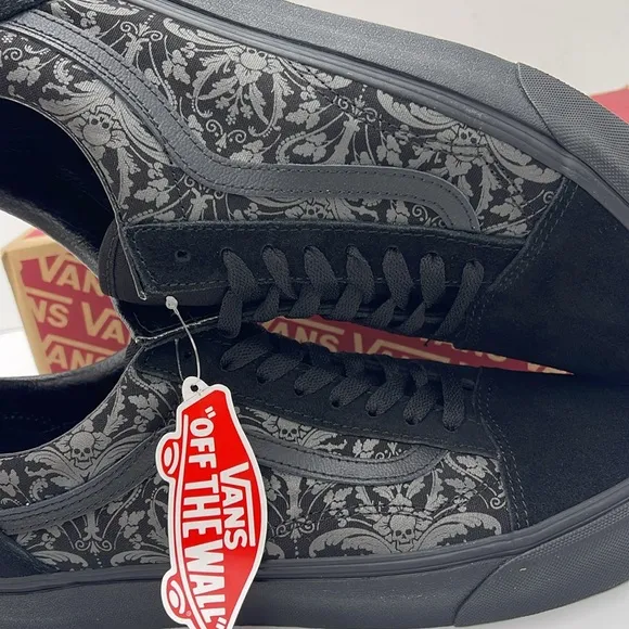 Vans Men’s Black and Gray Patterned Sneakers Old SkoolSkull Tapestry Raven/Blac